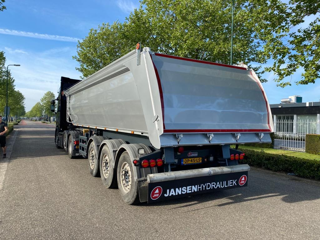 Gebruikte kippertrailer geleverd