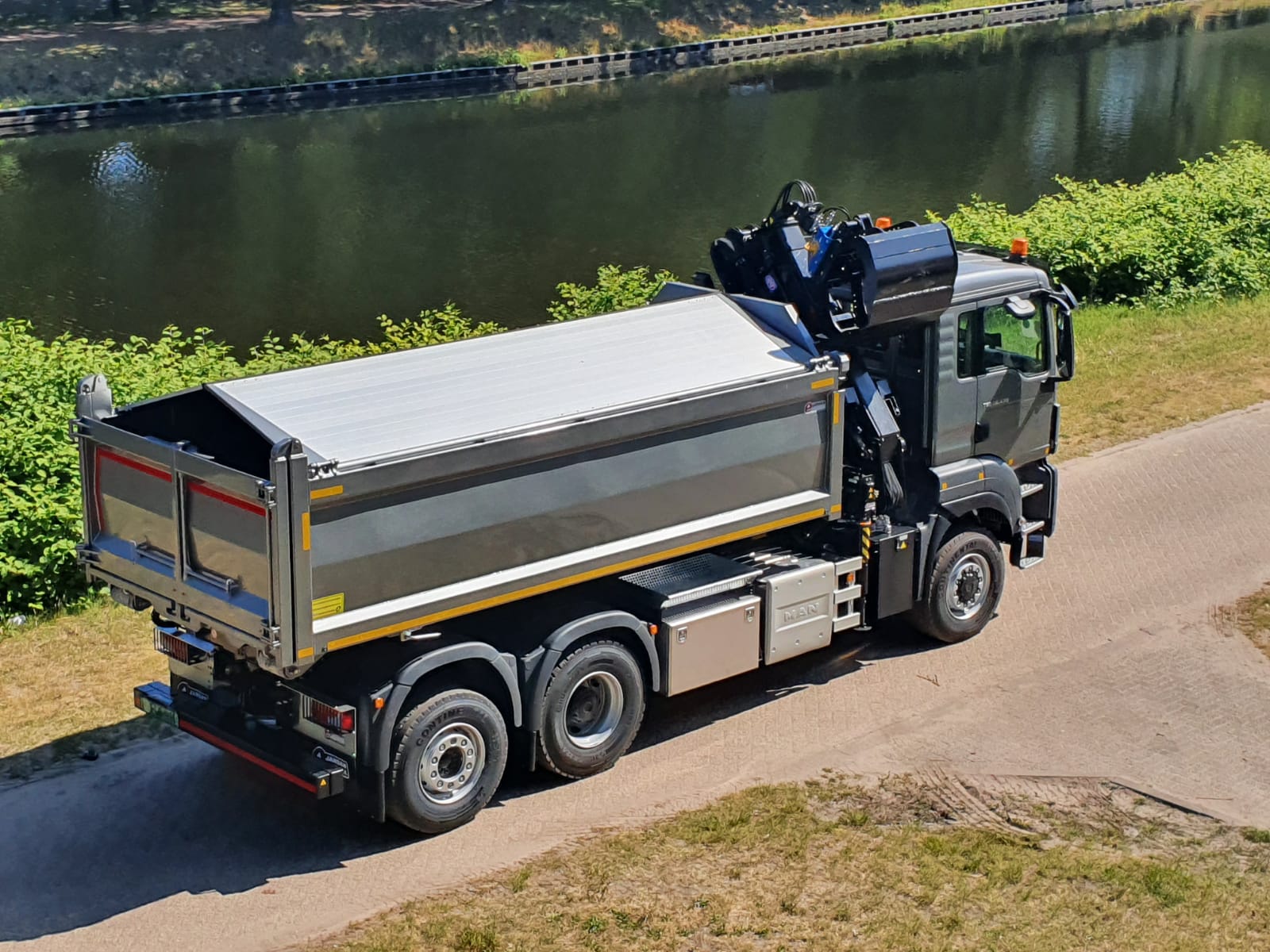 HMF autolaadkraan met VDL haakarmsysteem en kipcontainer