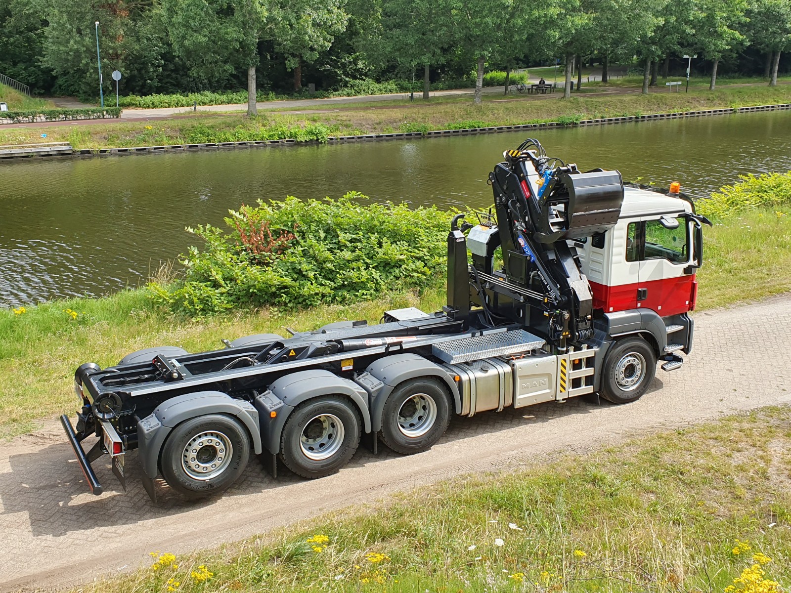 HMF autolaadkraan met VDL haakarmsysteem